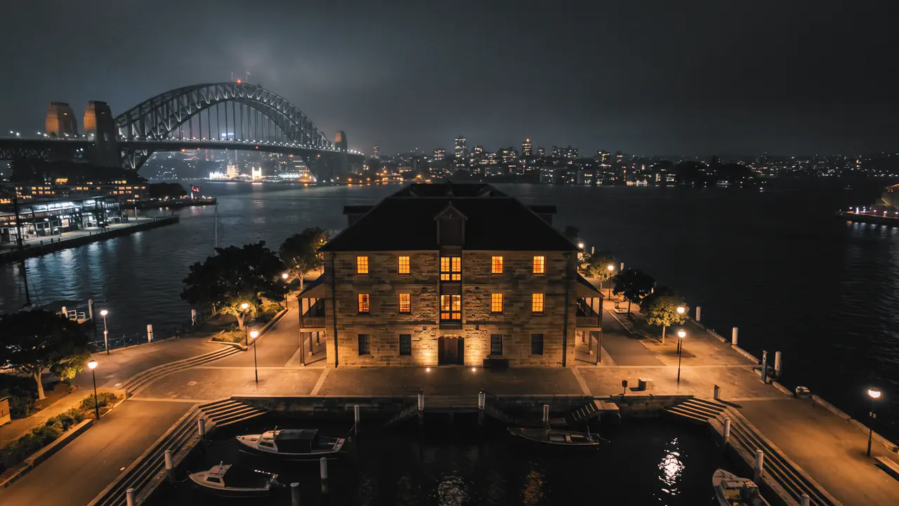 Ein Gebäude bei Nacht mit erleuchteten Fenstern