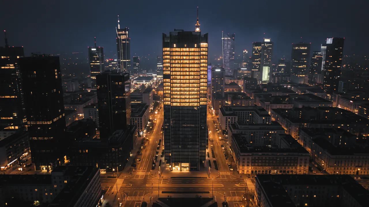 Ein Gebäude bei Nacht mit erleuchteten Fenstern